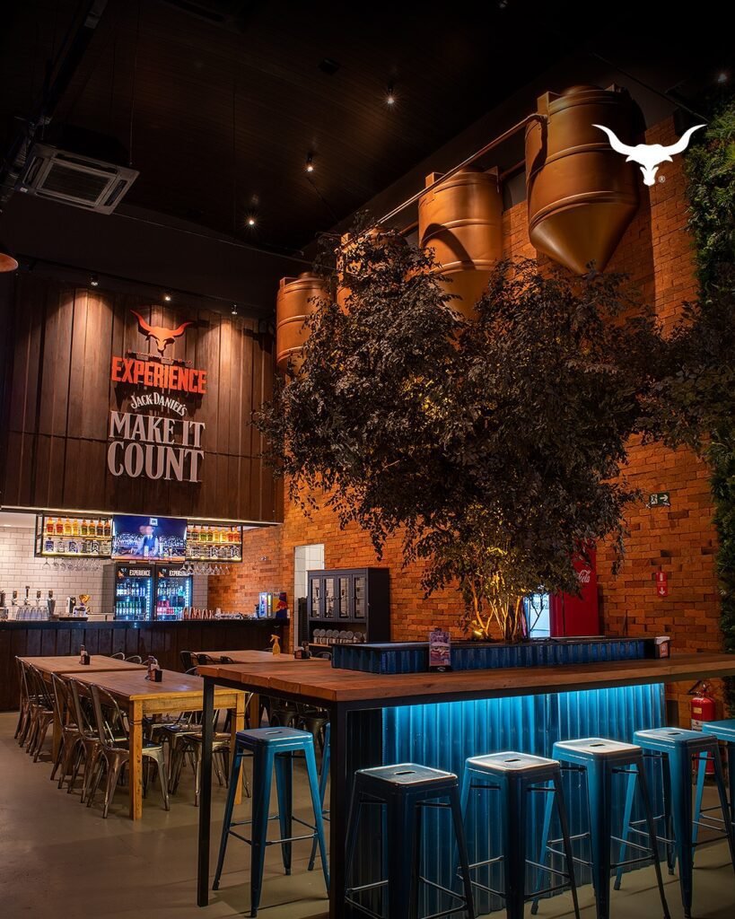 Um elegante espaço para eventos corporativos em Campinas, com mesas bem decoradas e profissionais conversando na Ramalho Experience.