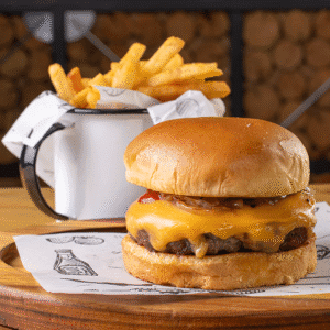 Close-up de um suculento hambúrguer artesanal com carne defumada da Ramalho Experience, a melhor hamburgueria artesanal em Campinas