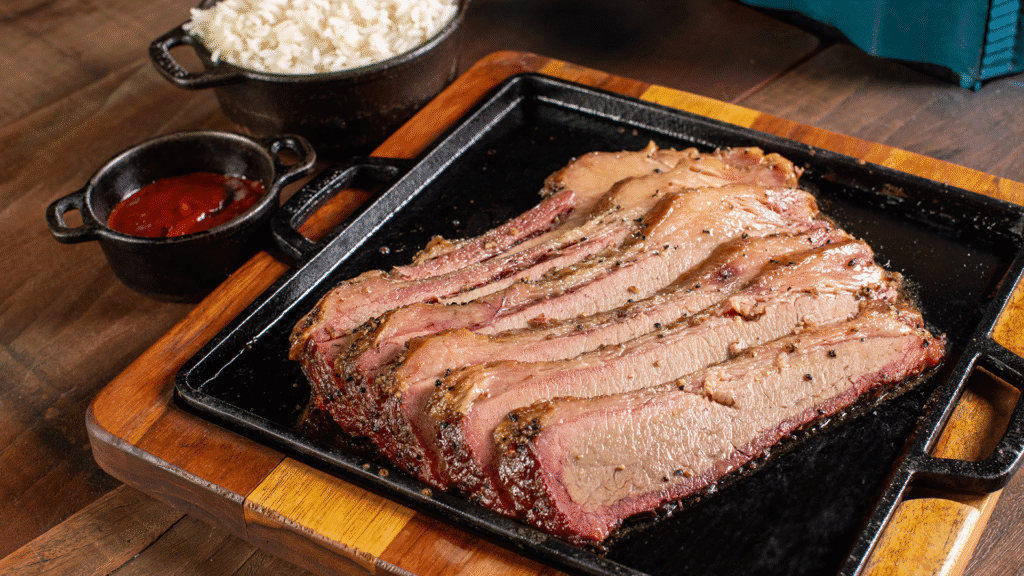 Prato de brisket com acompanhamentos, como mac and cheese e coleslaw, no restaurante Ramalho Experience em Campinas