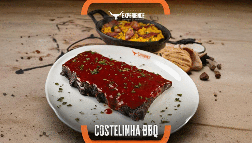 Mesa farta com diferentes pratos de American BBQ, incluindo brisket, costela defumada e acompanhamentos, no restaurante Ramalho Experience em Campinas.
