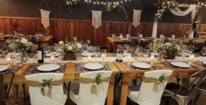 Espaço para mini wedding em Campinas decorado com mesas de madeira e flores brancas, criando uma atmosfera intimista.