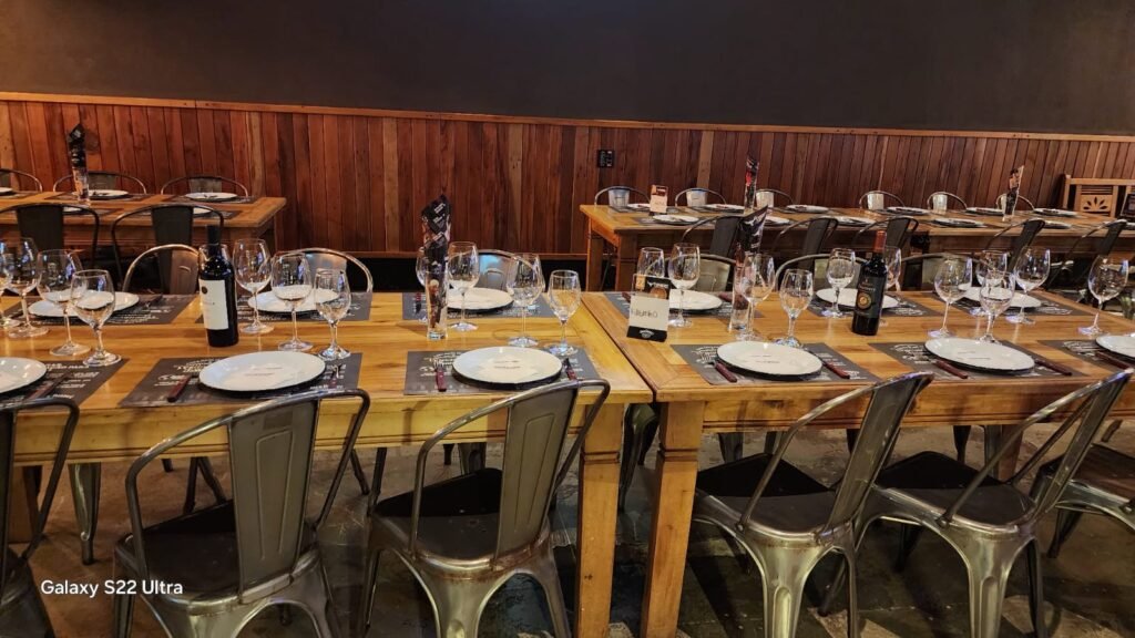 Mesas postas para uma confraternização de empresa no restaurante Ramalho Experience em Campinas.