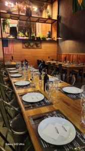 Mesas postas para uma confraternização de empresa no restaurante Ramalho Experience em Campinas.