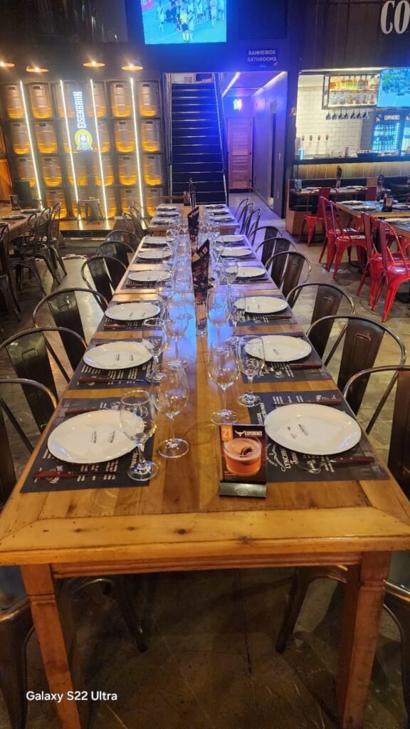 Salão de eventos do restaurante Ramalho Experience em Campinas, pronto para receber uma confraternização de empresa.