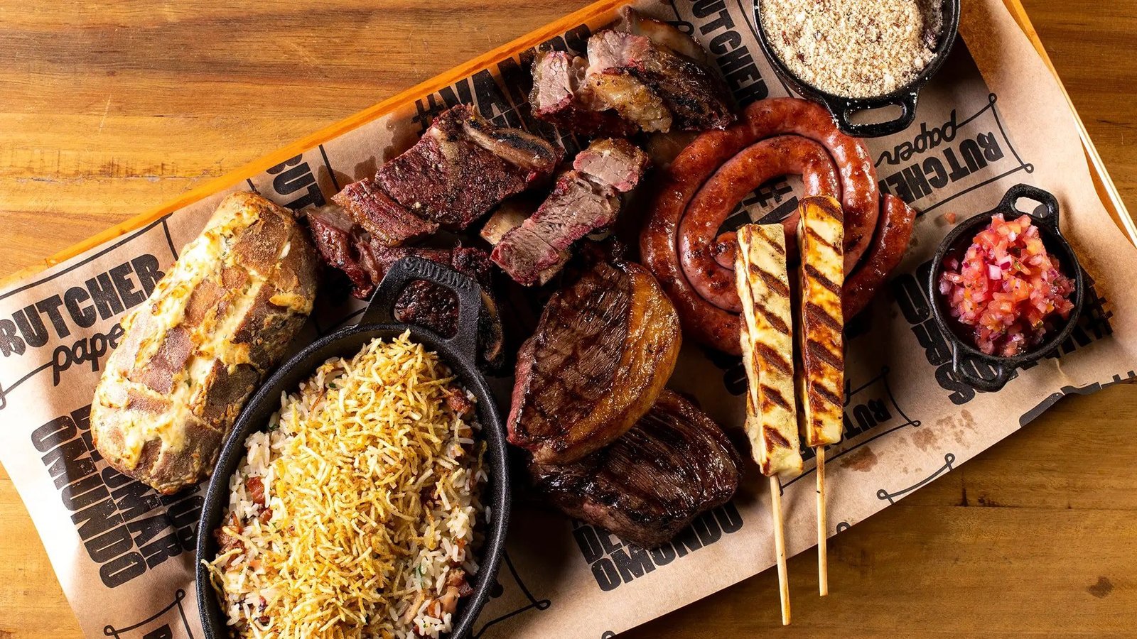 Tábua de carnes nobres grelhadas com pão de alho, queijo coalho e acompanhamentos, servida como opção de almoço executivo delivery Campinas da Ramalho Experience.