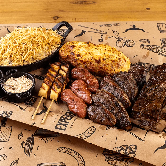 Tábua completa de churrasco com cortes nobres, linguiça, queijo coalho, batata recheada e arroz biro-biro servida no Ramalho Experience, referência como restaurante carne premium Campinas