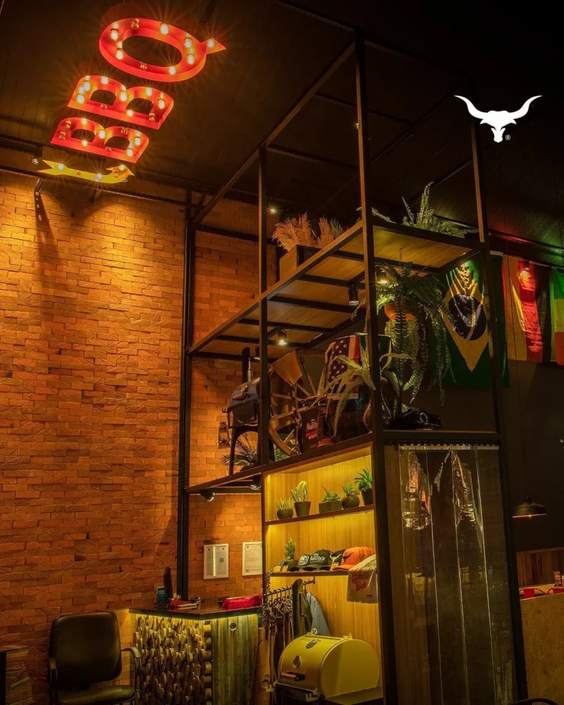 Recepção com decoração rústica e letreiro neon BBQ brilhante, a primeira impressão perfeita para quem busca onde almoçar em Campinas.