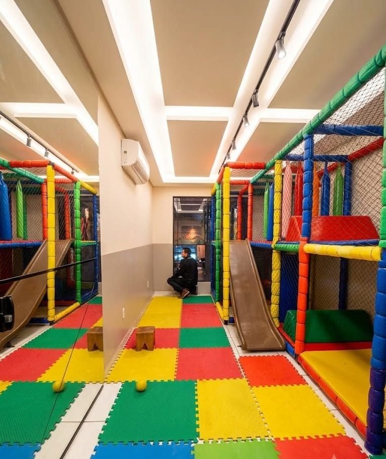 Espaço kids climatizado com piso emborrachado, brinquedão e escorregador na churrascaria Ramalho Experience, em Campinas